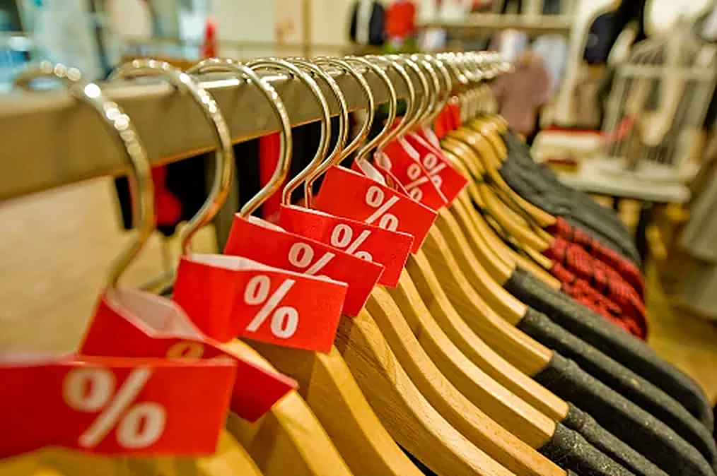 Campaña de rebajas y promociones creada con IA para un centro comercial